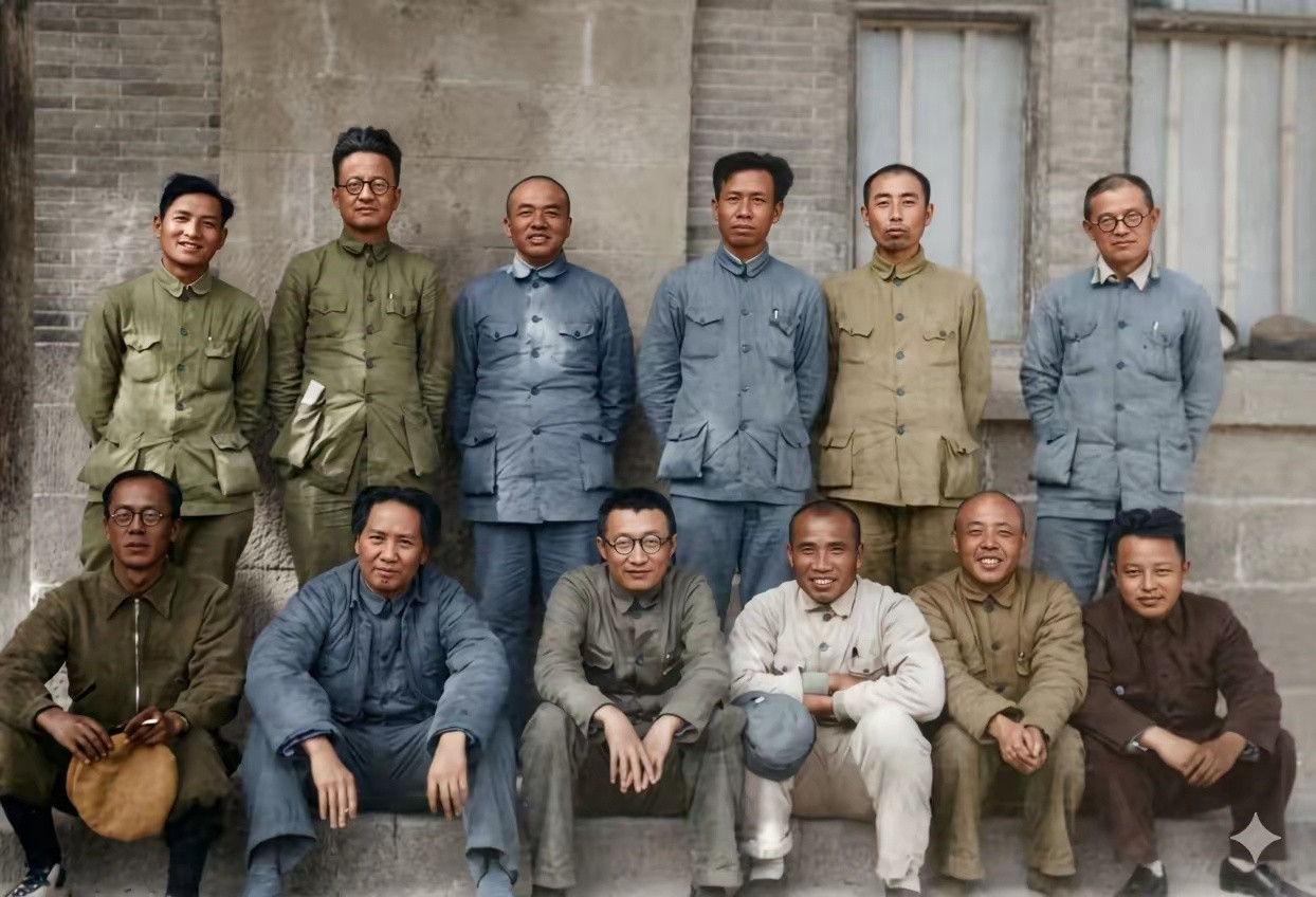 这张照片绝对堪称史上最强合影，照片拍摄于党的六届六中全会期间，照片上的每个人都是