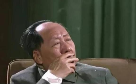 为啥不收拾日本？毛主席早道破关键，不是怂是顶级大格局！毛主席早把底说透了：“日