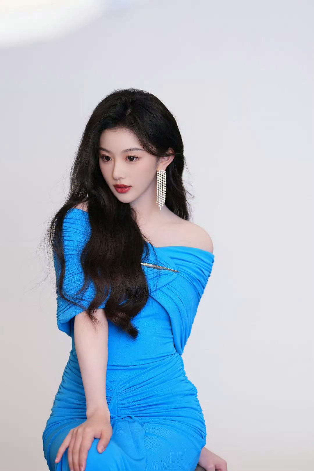 唐毅化的孔雪儿孔雪儿原生姐感妆唐毅为孔雪儿化的妆，大气温柔一字肩蓝裙更是衬得肤白