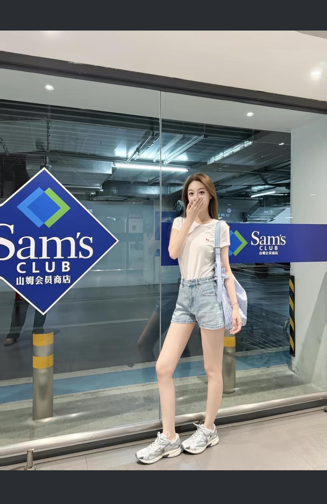 夏日穿搭指南👗✨在美妆店打卡，轻松自在的一天！💄👗👗👗