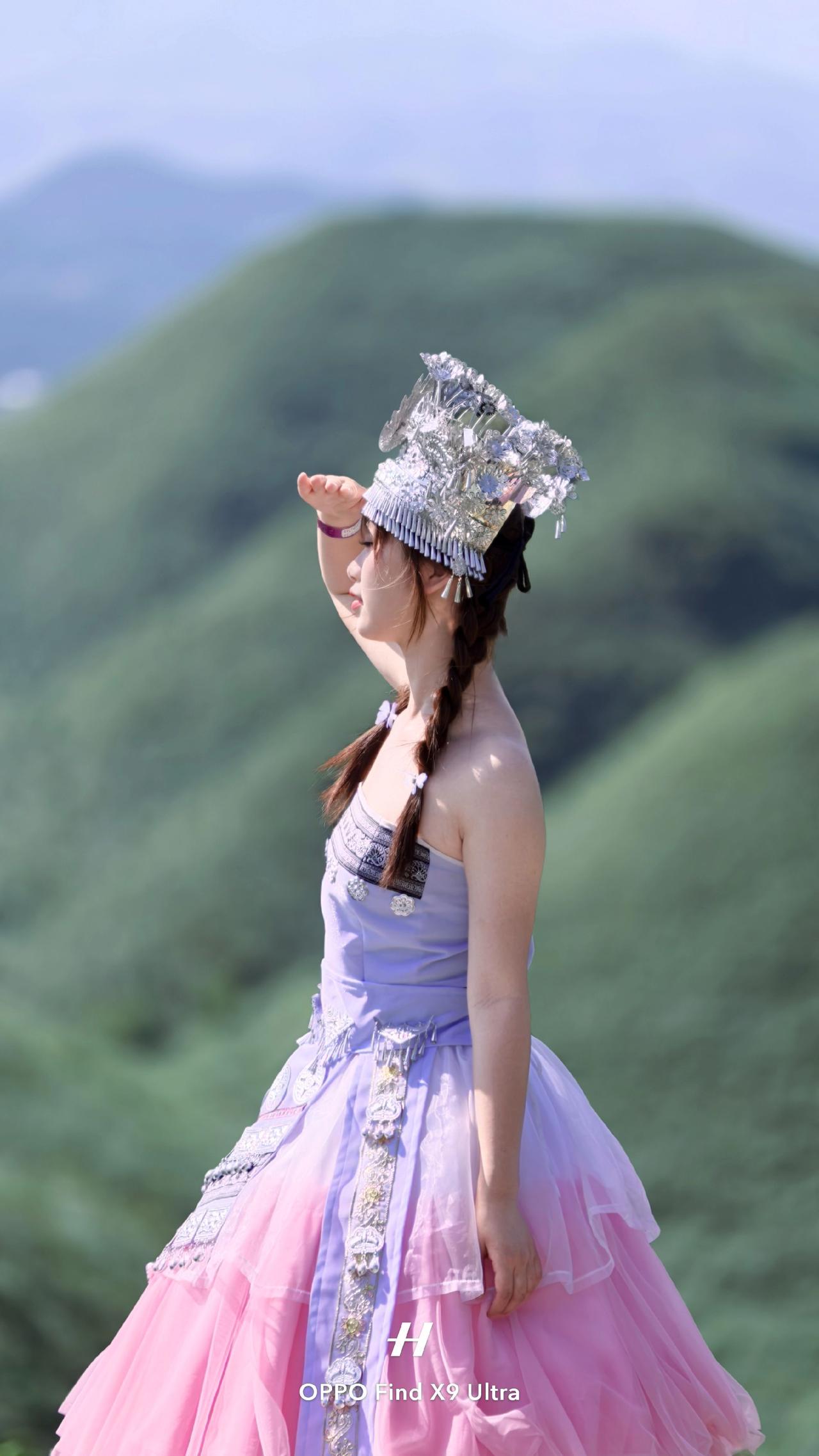 谁能拒绝山野间的苗疆少女！全套原图直出，OPPO旗舰人像太能打。银饰细节、花海绿