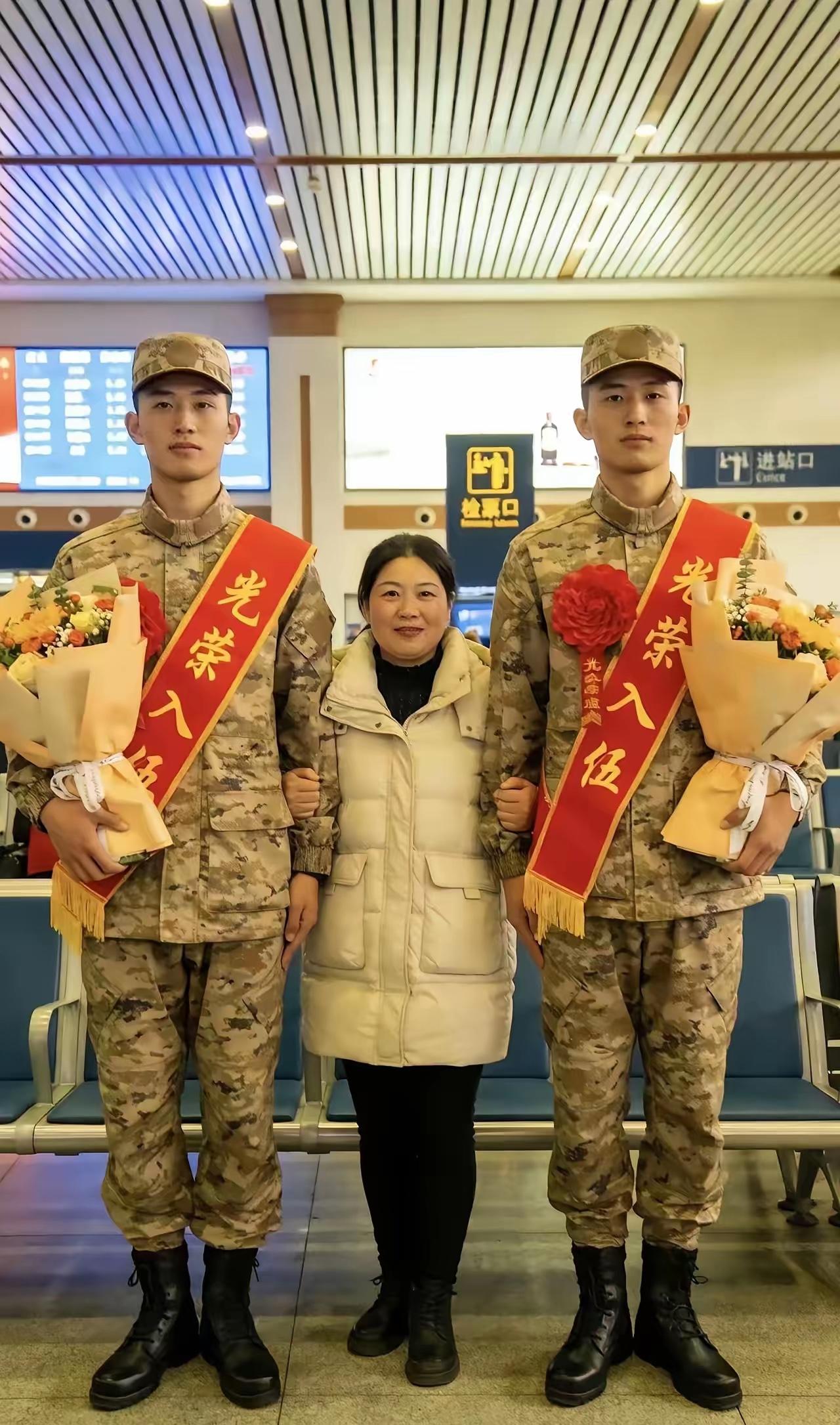 双胞胎新兵入伍，妈妈站在两个儿子中间，定格下这最关键的时刻！可想而知，此时此刻妈