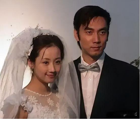 1994年，林依轮甩掉人老珠黄的发妻，转身娶了选美冠军西华，婚后他将600万积蓄
