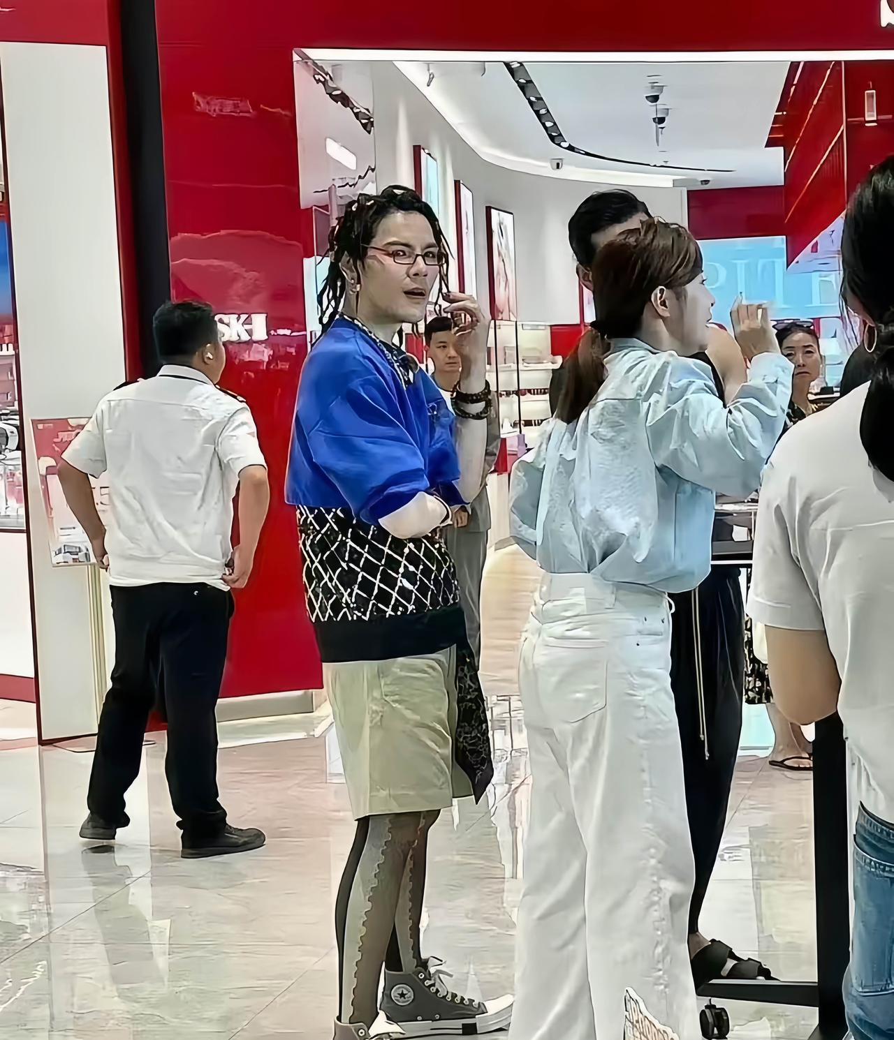 向佐，近几年的审美，一直都这么“中性风”，把穿着打扮，穿出了自己的个性风格，已经