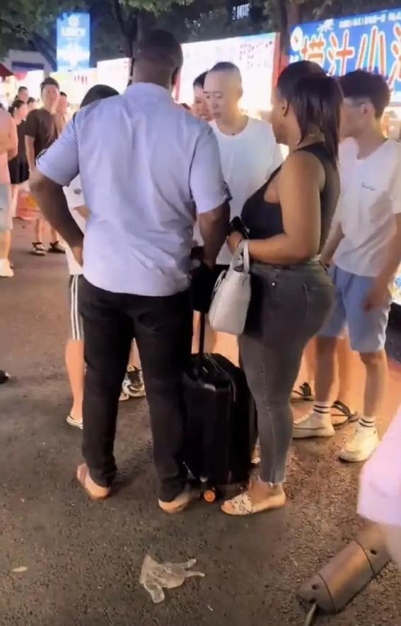 想吃霸王餐！两名黑人在餐馆吃完饭不结账想逃单，老板拦住却还抵赖！近日，金华义