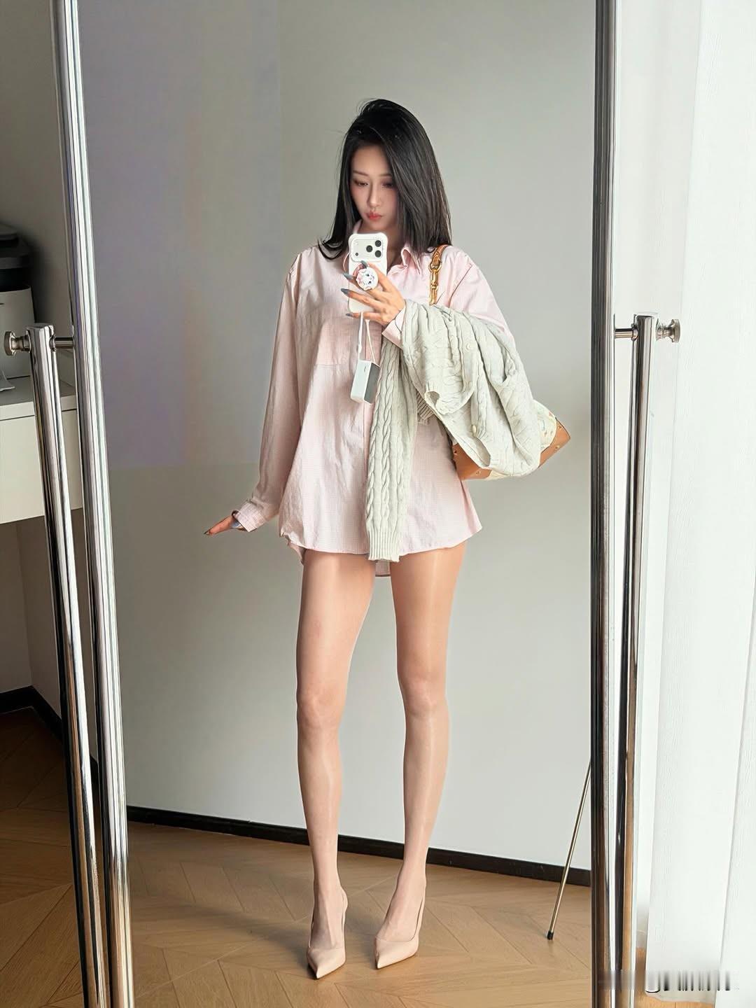 粉色衬衫+短裤，搭配高跟鞋，清新又时尚！