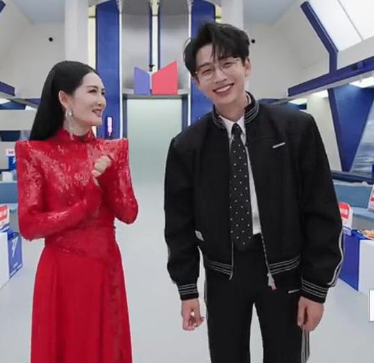 以前是何炅在旁边帮谢娜找补，现在轮到齐思钧给谢娜托底了。谢娜太分不清主次，主持《