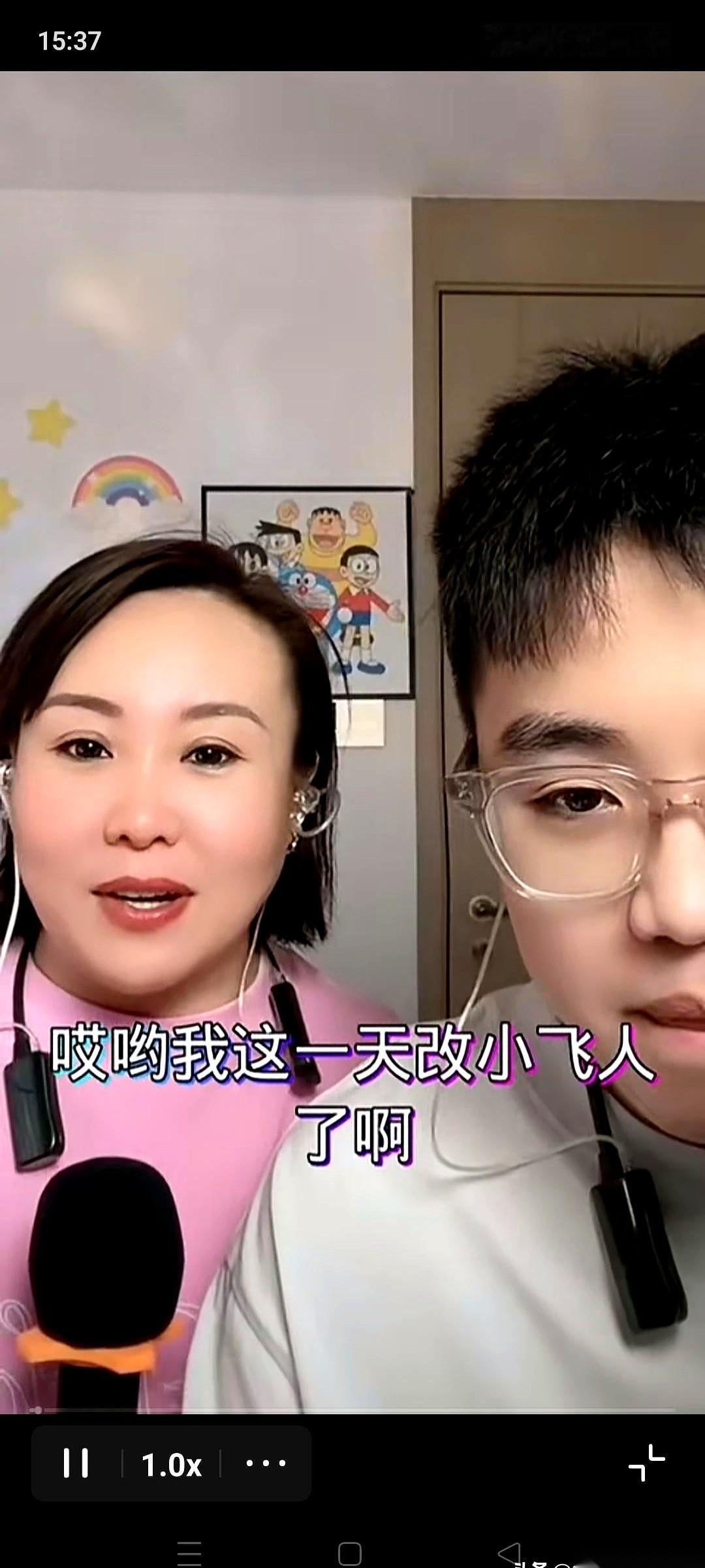 这场重组家庭的直播连续剧，算是演到高潮了。前脚王亮刚和亲妈在直播间里热热闹闹，后