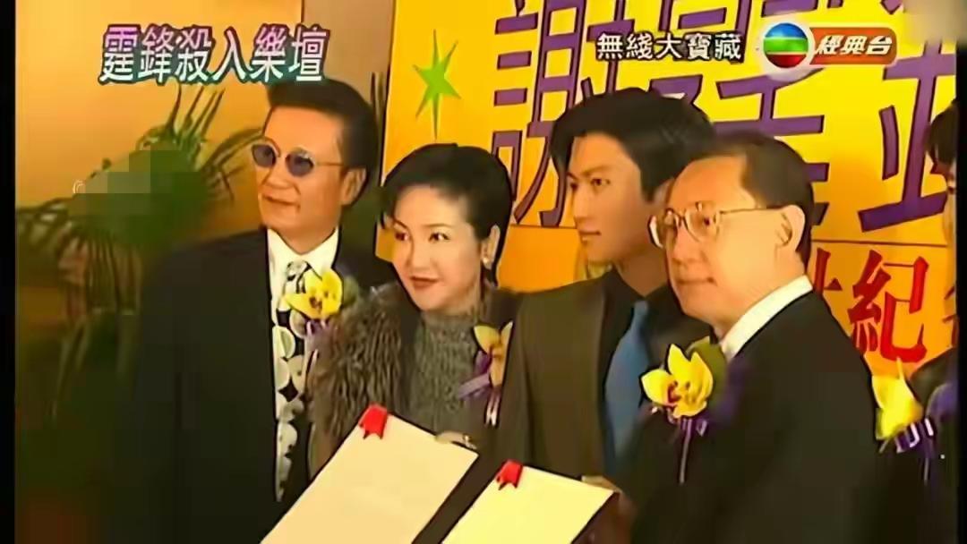 狄波拉长得挺精致的，难怪生得谢霆锋那么帅，美丽的母亲帅气的儿子。