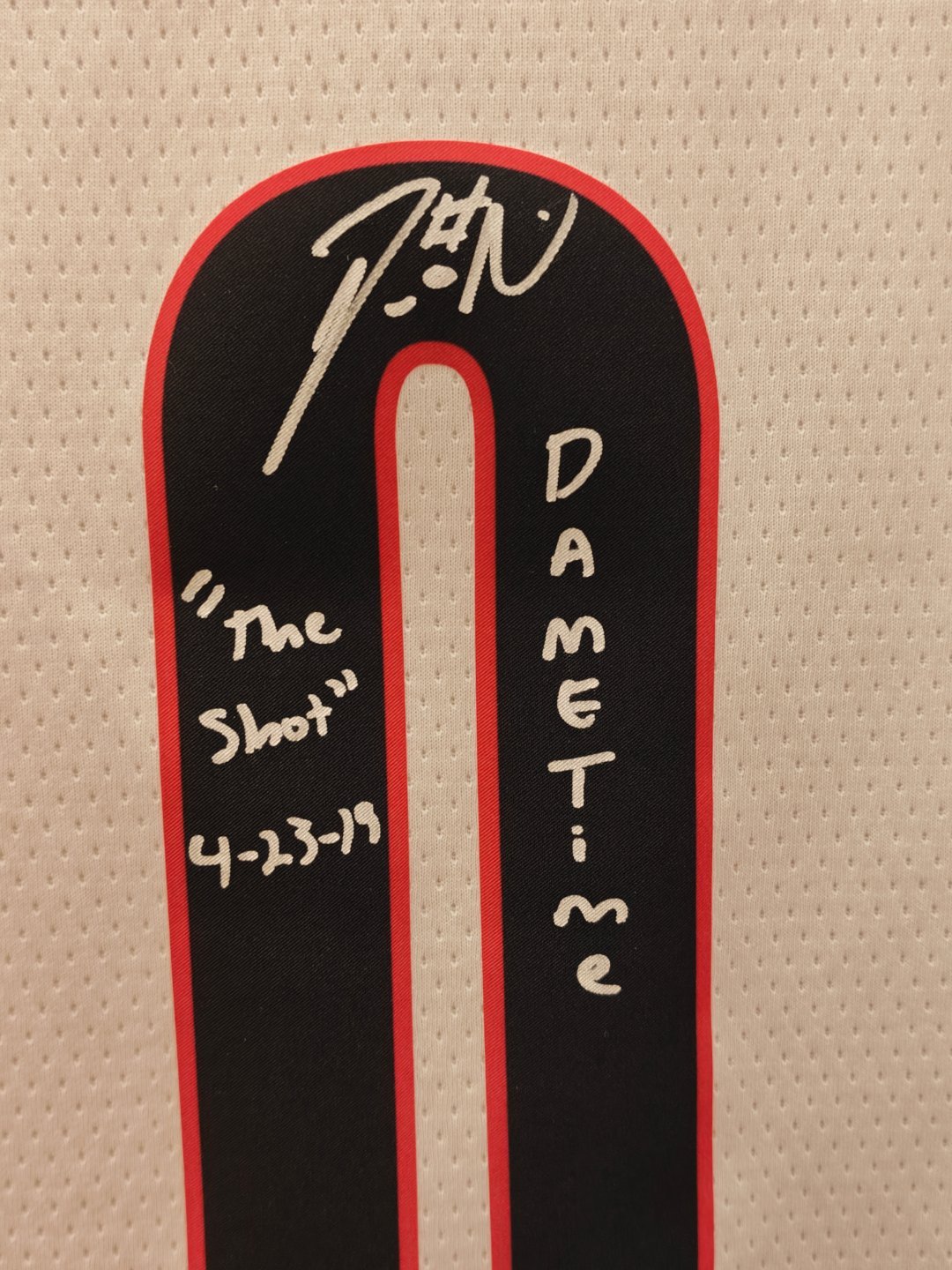 利拉德面对保罗乔治绝杀雷霆的名场面，还描述了比赛日期，还有利指导经典的戴表时刻“