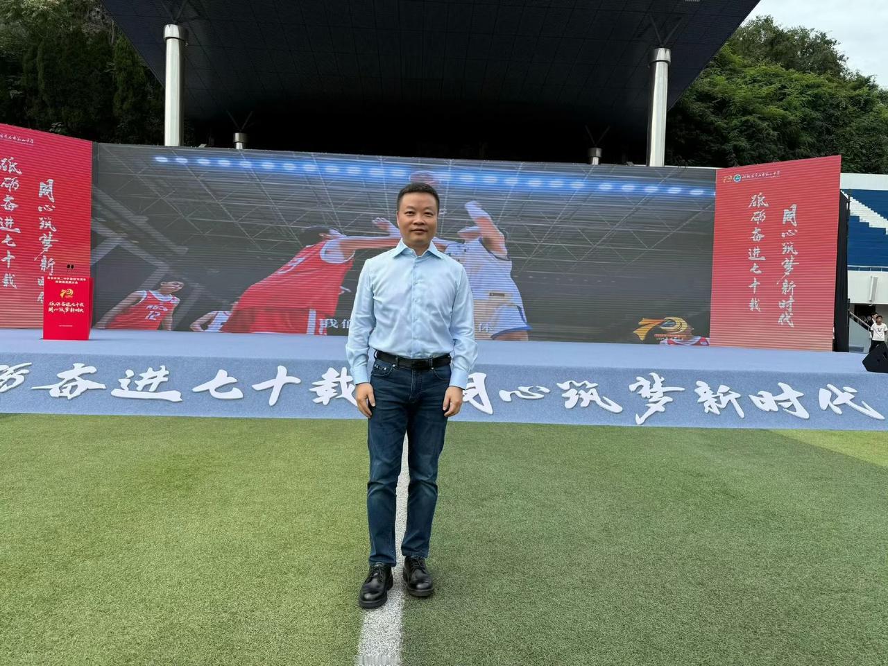 何小鹏回母校（高中）10月2日，小鹏汽车董事长何小鹏回母校湖北黄石二中，参加