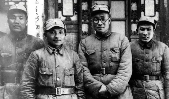1945年深夜，一男子爬进了延安保育院的窑洞。突然，他拿出锋利的匕首，残忍地在刘