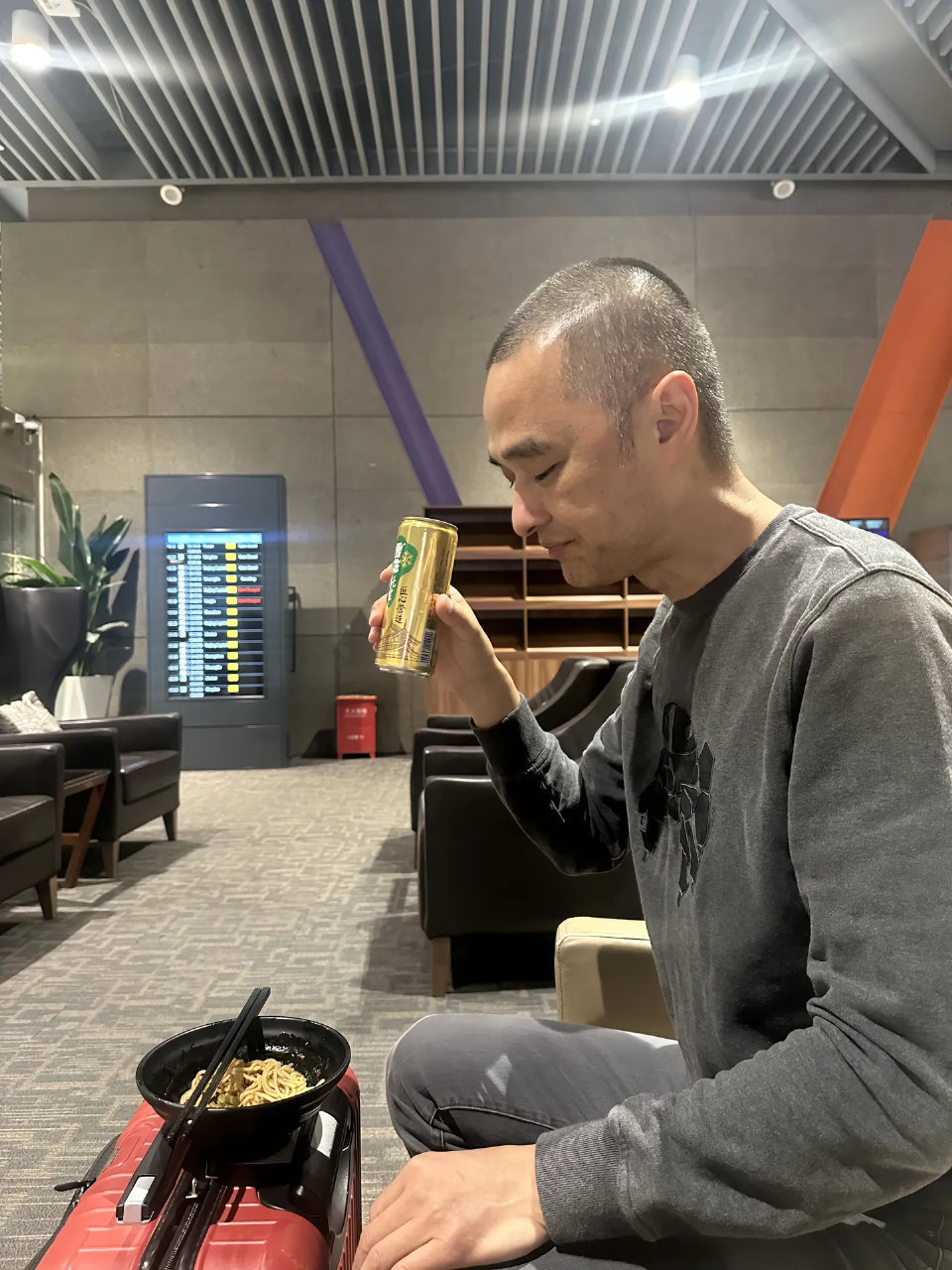 冯唐：为什么你总赚不到钱？常有人问我：“冯唐，我咋就总赚不到钱呢？”跟你说句实在