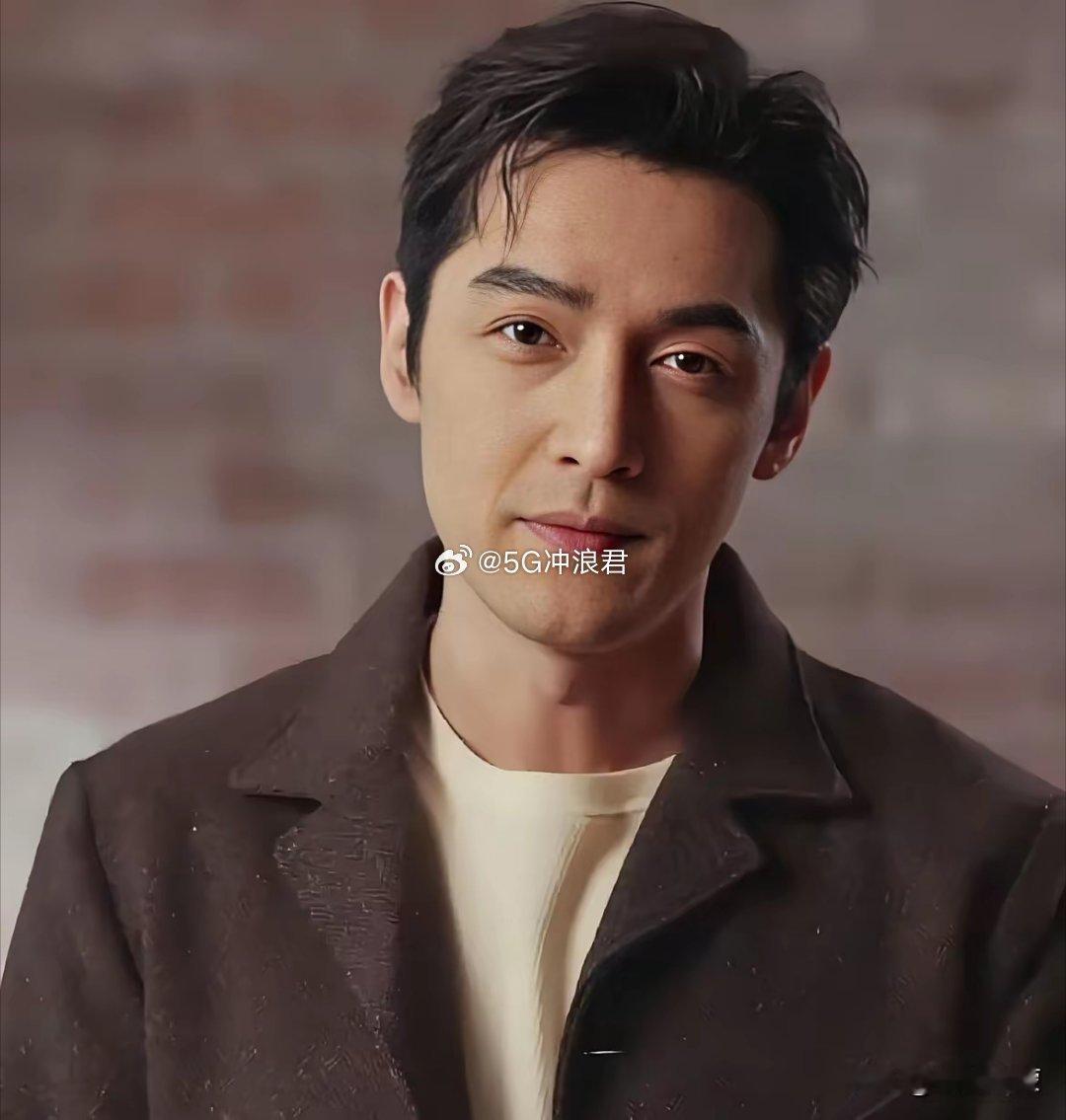 胡歌推掉《小城大事》男主时，业内都说他傻。他转身跳进了云南的垃圾填埋场，亲手做分