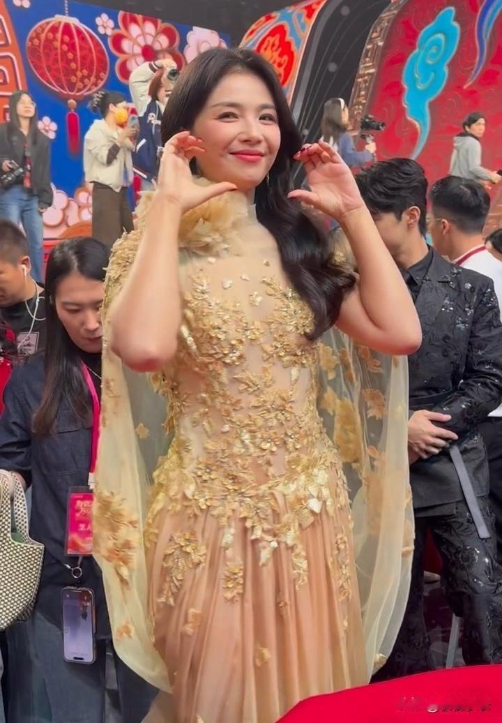 47岁刘涛在广东卫视参加活动，她穿黄色裙子，身材苗条像30岁女人！