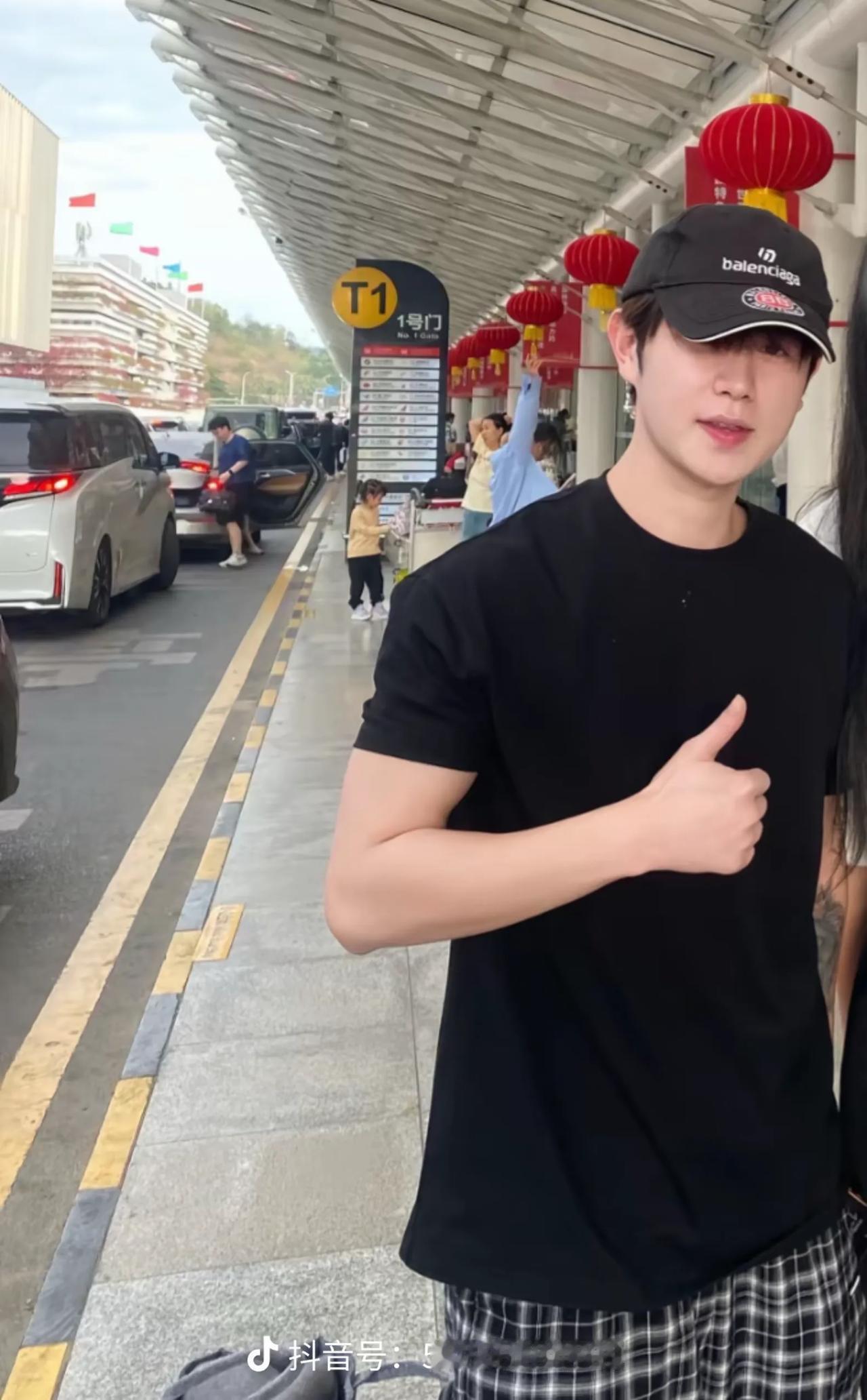 千万网红童锦程终于第一次当网友面回应孩子问题。他说:孩子本来就不是我想生的。该给