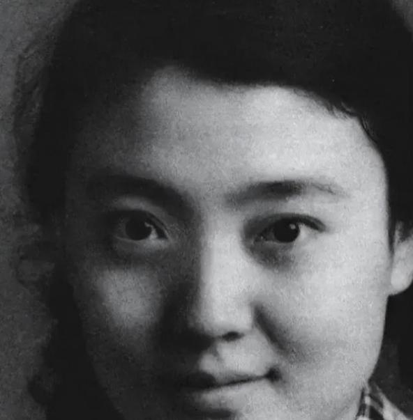 1979年，开国中将孔从洲的外孙女孔辉高考分数够北京广播学院，却被人伪造档案顶替