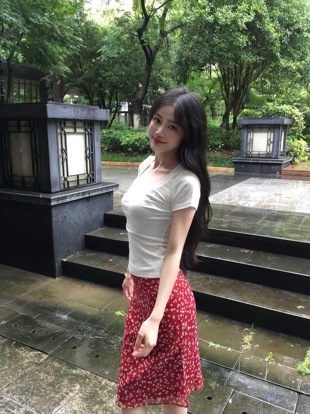 夏日氛围感穿搭，白T搭配红碎花裙温柔封神雨后公园随手拍都出片，简约纯白修身短袖，