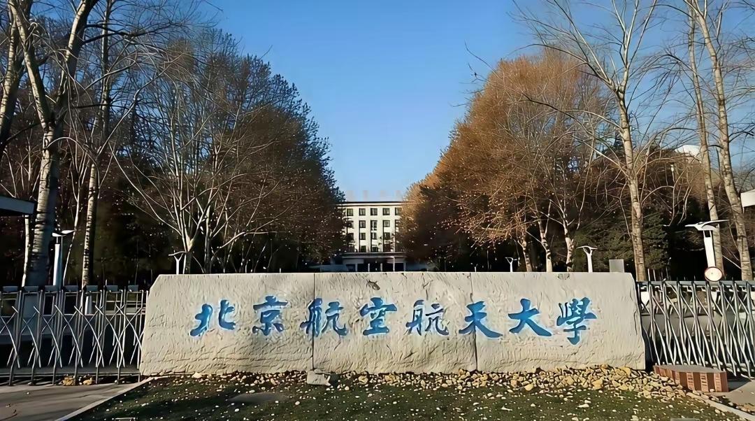 感觉赵朴初的字中规中矩，启功的字骨骼清奇帅气，大部分初步写过毛笔字的都喜欢