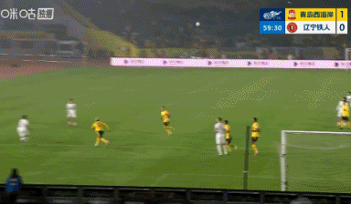 丁海峰的这个飞起后双脚飞踩费利佩后背的动作十分恶劣！仔细观察动图，根据皮球和丁