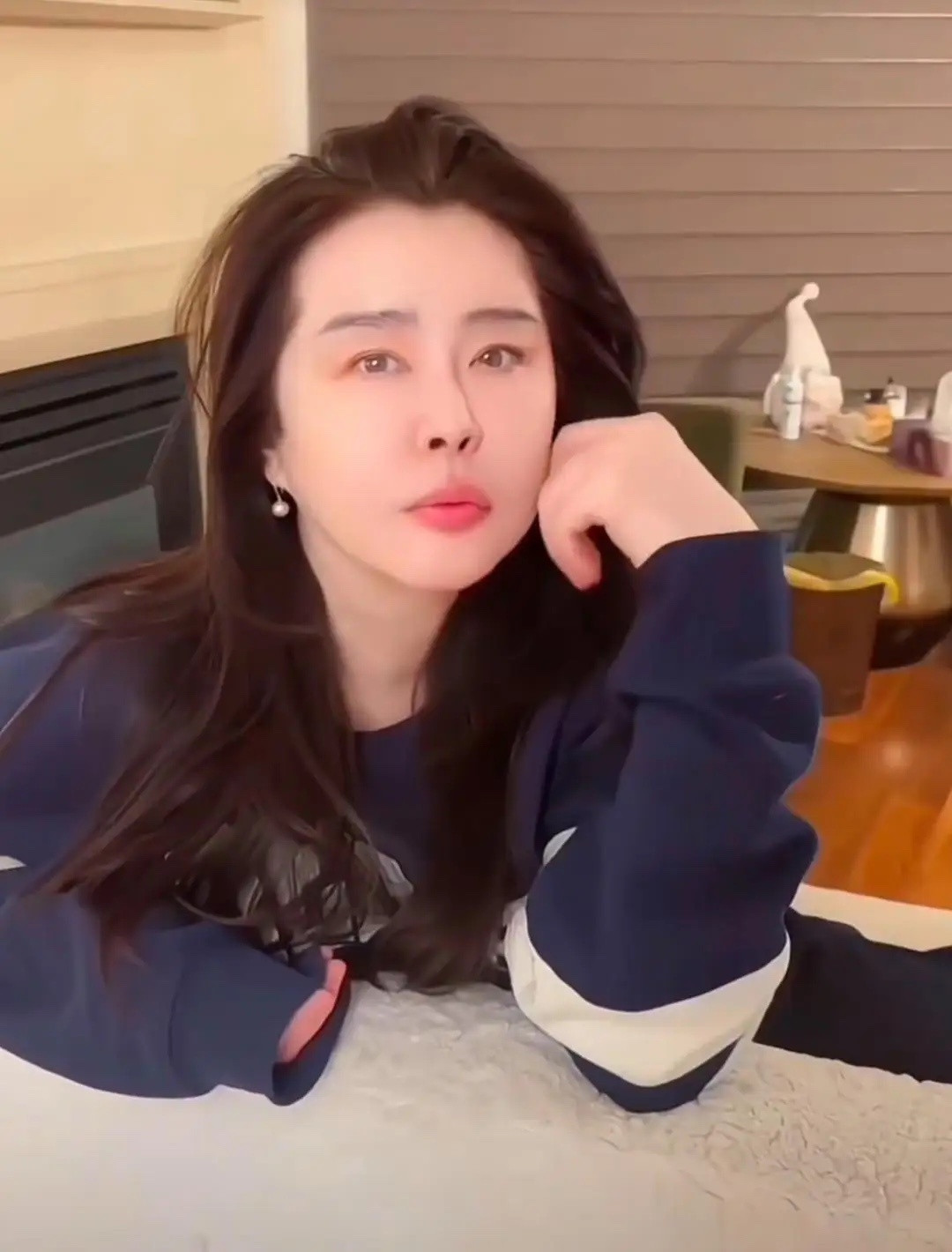 王祖贤分享居家生活照，她看起来胖了好多，脸好肿胀，嘴巴太奇怪了，相貌和以前相比变