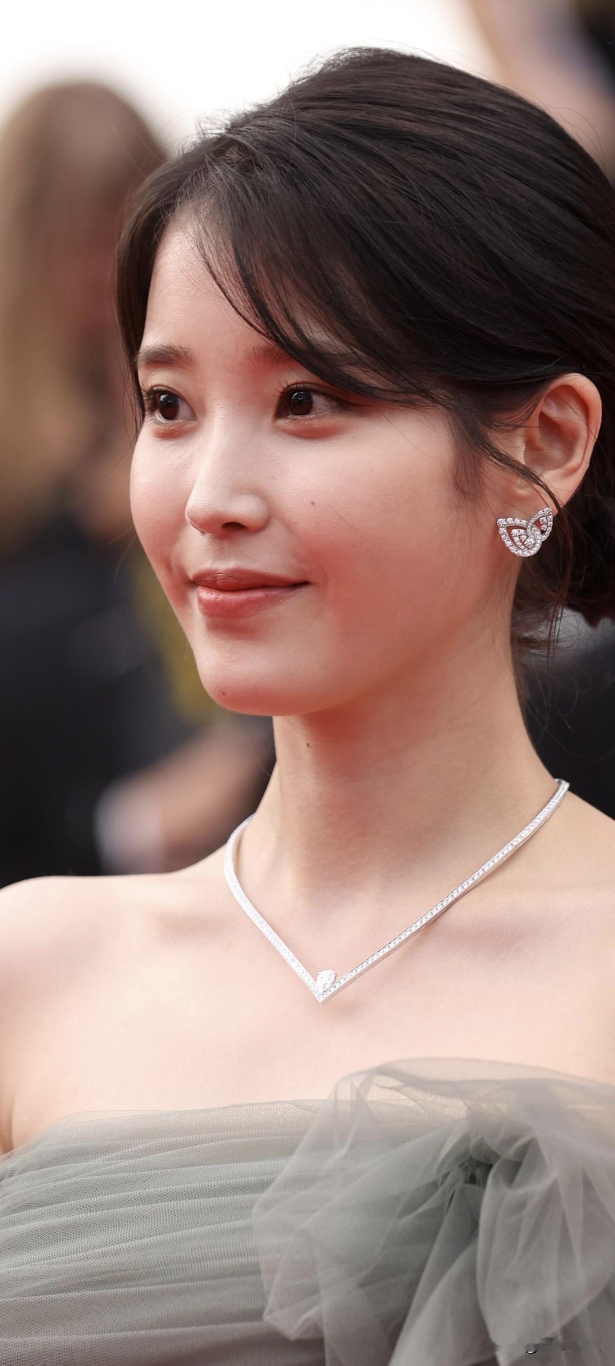 IU李知恩怼脸挑战​​​，IU的皮肤真的好到犯规啊！我们只能远远地欣赏了