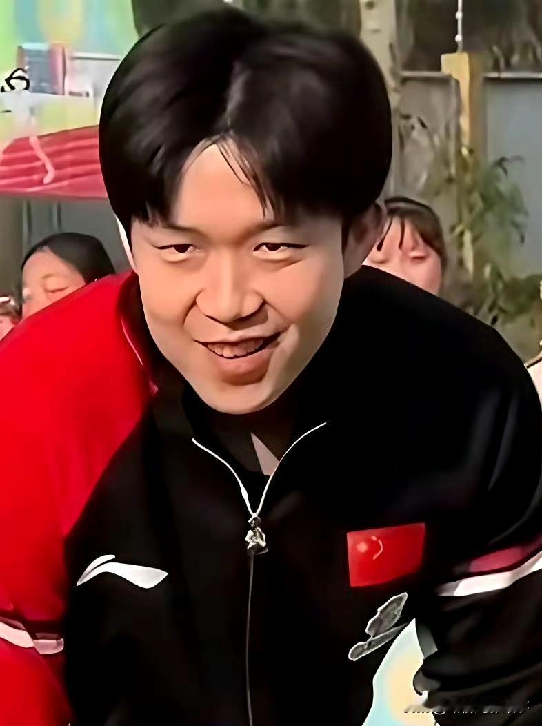 王楚钦中分发型引热议网友喊话换造型王楚钦近期的中分发型引发球迷的集体“操