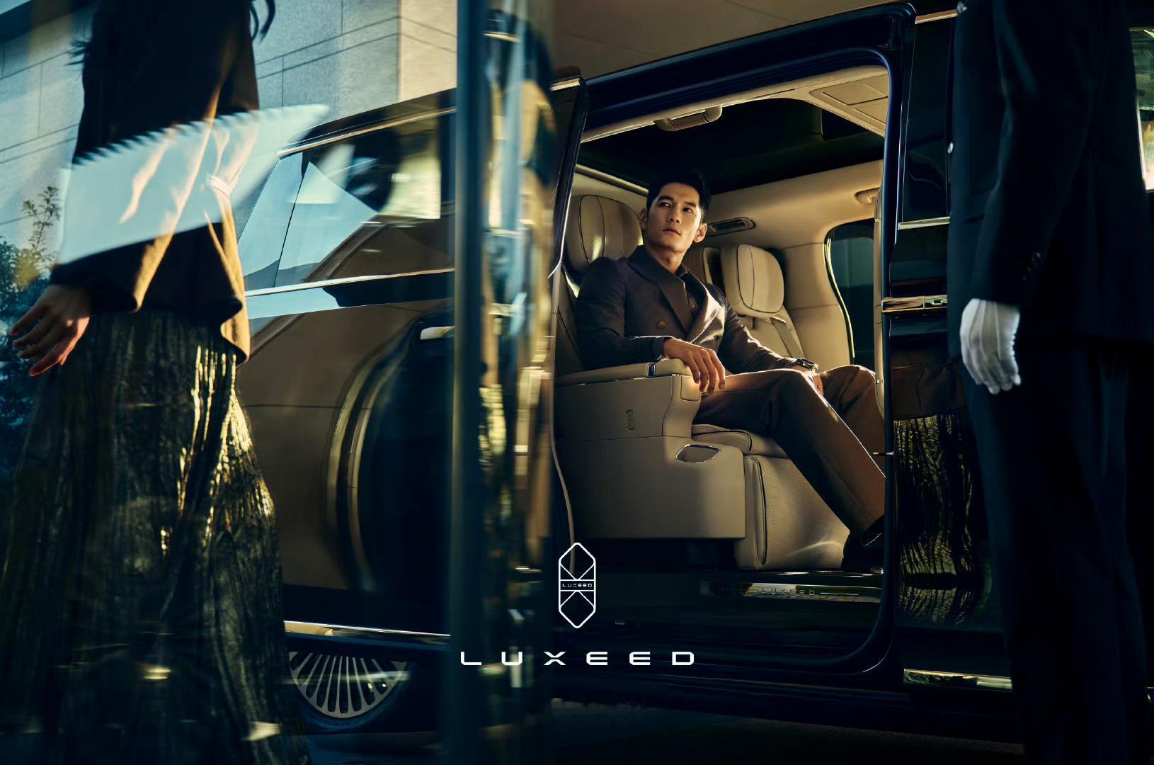 以格局，驭万象，令每一程尽展从容风度。智界v9这组宣传图真是对味了