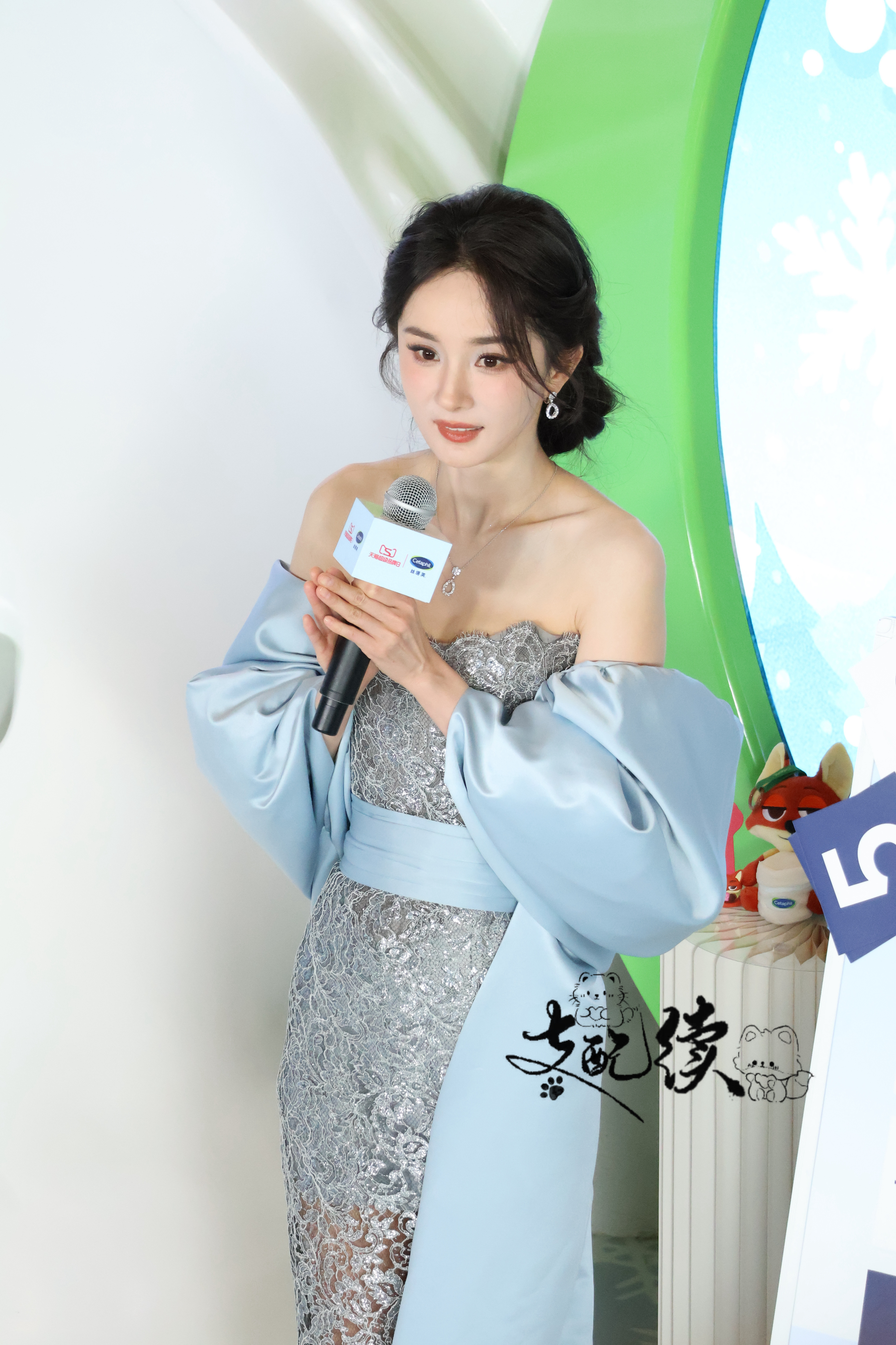 杨幂我都僵硬了杨幂镂空蓝裙