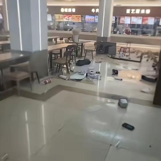 也太激动了！男子网上表白食堂情绪失控，大闹食堂，女生始终未出现！3月24日下