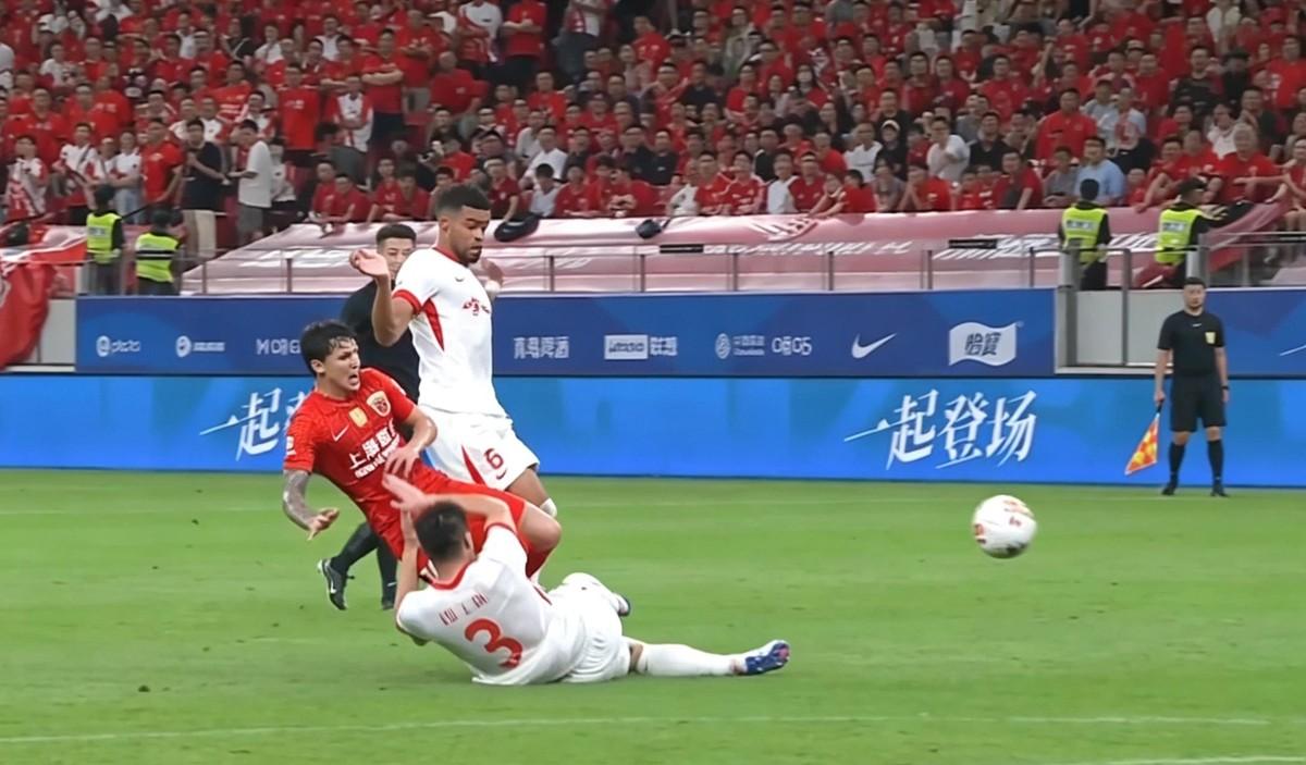 从1-0到1-2，青岛海牛带着八连败离开上海。别光盯着武磊那两脚终结，真正该被拎