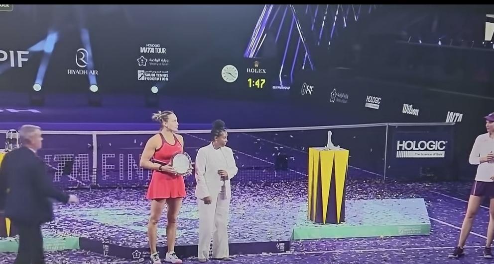 红颜一怒为须眉，WTA年终总决赛冠军莱巴金娜拒绝与WTA总裁波蒂亚-阿彻合照。这