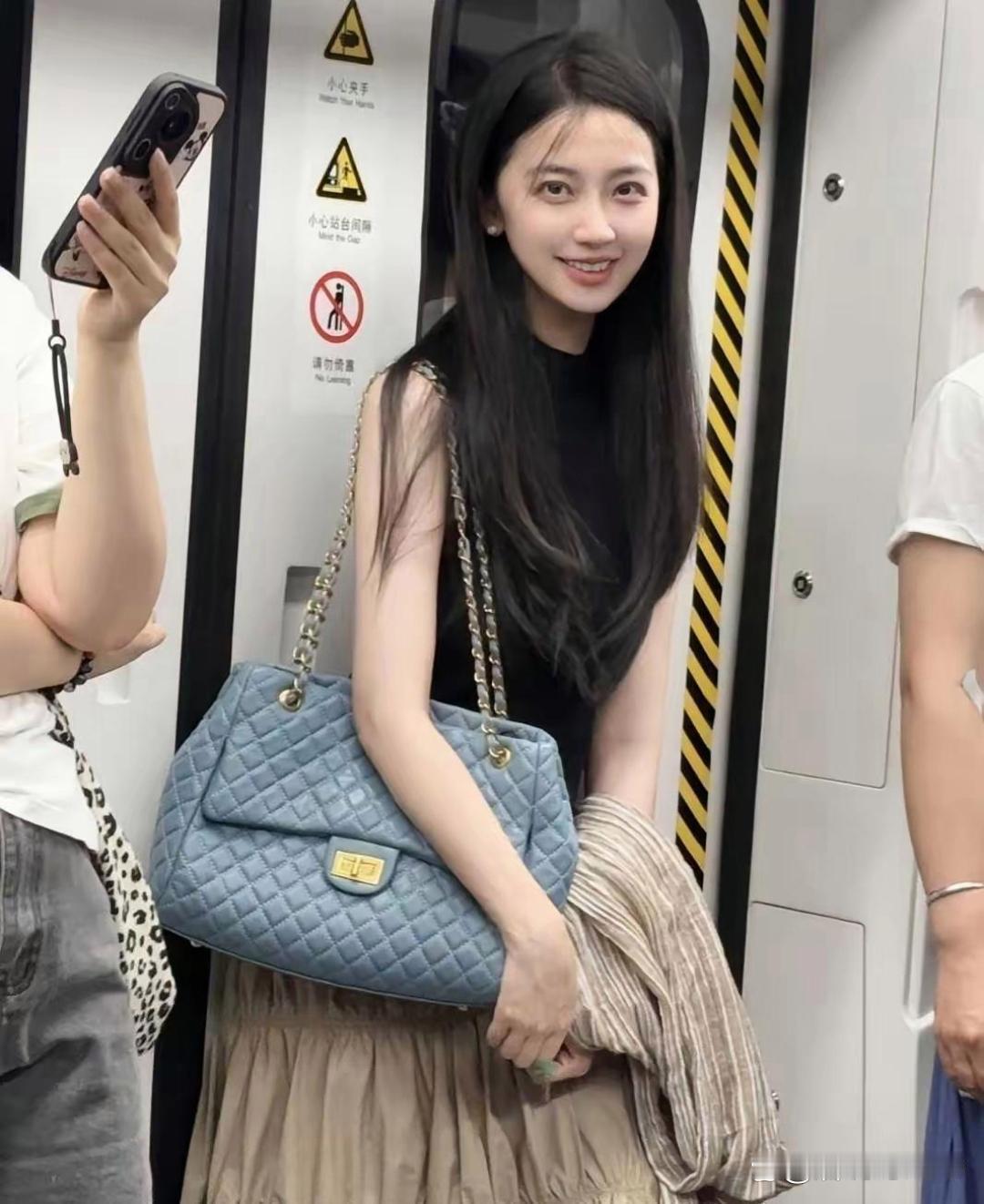 地铁上看到的，这颜值好高啊