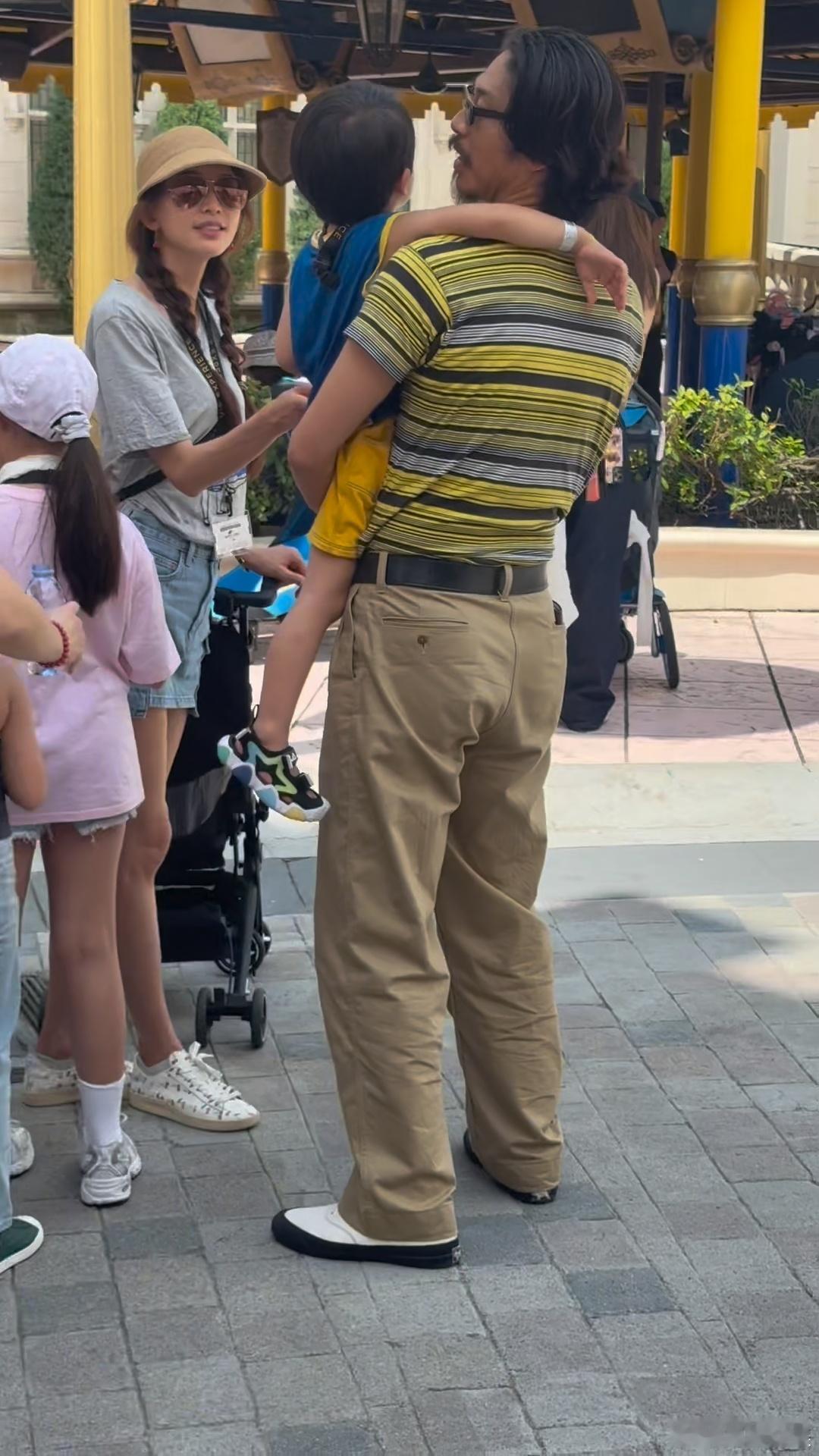 林志玲一家三口游玩环球影城环球影城偶遇林志玲一家三口林志玲儿子这么大了​​​