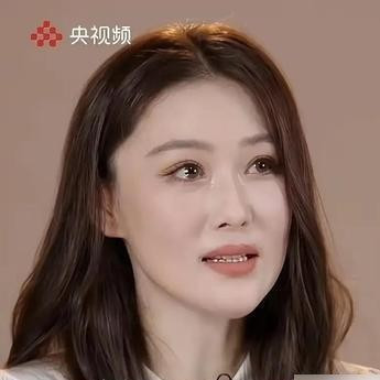 当所有人以为张馨予会把“张燕”这个土味本名焊死在过去时，她自己反手给掀开了。在央媒的镜头跟前，她一点