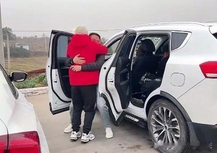 泪目了，湖南，哥哥开车回家过年，途中会路过弟弟家，弟弟专门驾车30公里去高速口给