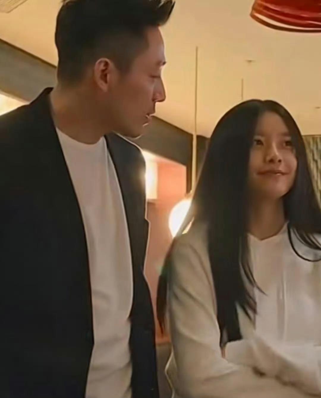 小玥儿和爸爸汪小菲同框这组照片，眼睛真的特别亮特别大，细看下来，竟有几分高圆圆的