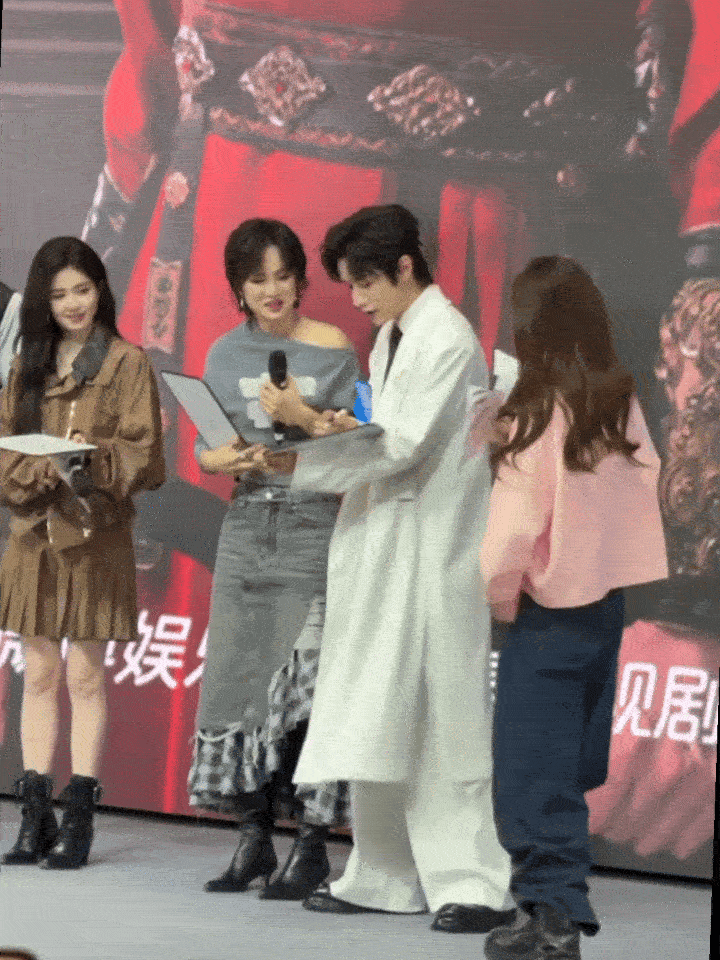 赵弈钦画的短发白鹿赵弈钦你好好拍戏画画我另有人选、、现场画的短发白鹿也太抽象了吧