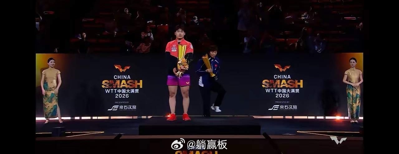 松岛辉空和曼玉谁也没理谁。这一场景看得让人觉得有点好笑。好笑在哪儿？好笑在这画面太像早高峰地铁里两个