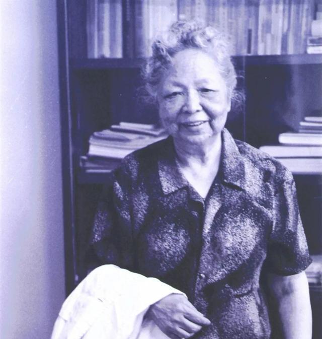 1957年，一女子回国过海关，突然被人拦住，女子手心直冒汗。工作人员一把翻开她的