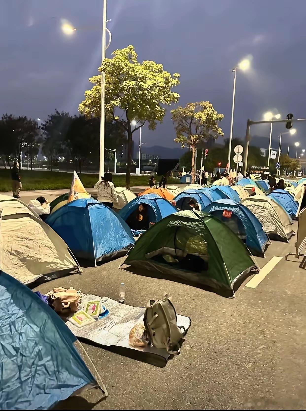 很多旅游景点的一幕。。。单人帐篷130一个，双人帐篷130一个，300押金。然而