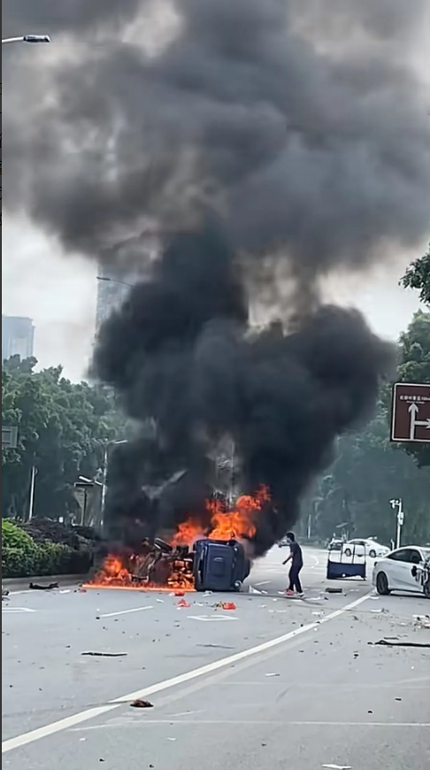 惊世一瞬，勇者逆行5月1日，广东始兴街头，一场车祸如恶魔降临，车辆相撞起火，烈