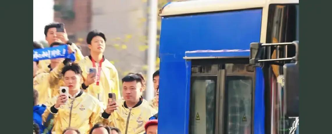 20万人挤爆永州街头昨晚冷水滩堵成停车场。十辆公交拆掉顶棚，载着女足姑娘从