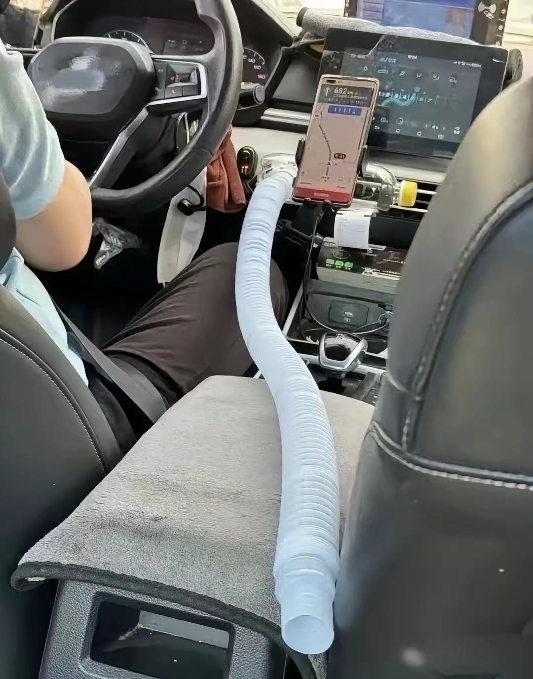 今天打车，中控台伸出一根白色波纹管，直通后排，司机只笑不答——这玩意儿到底是干啥