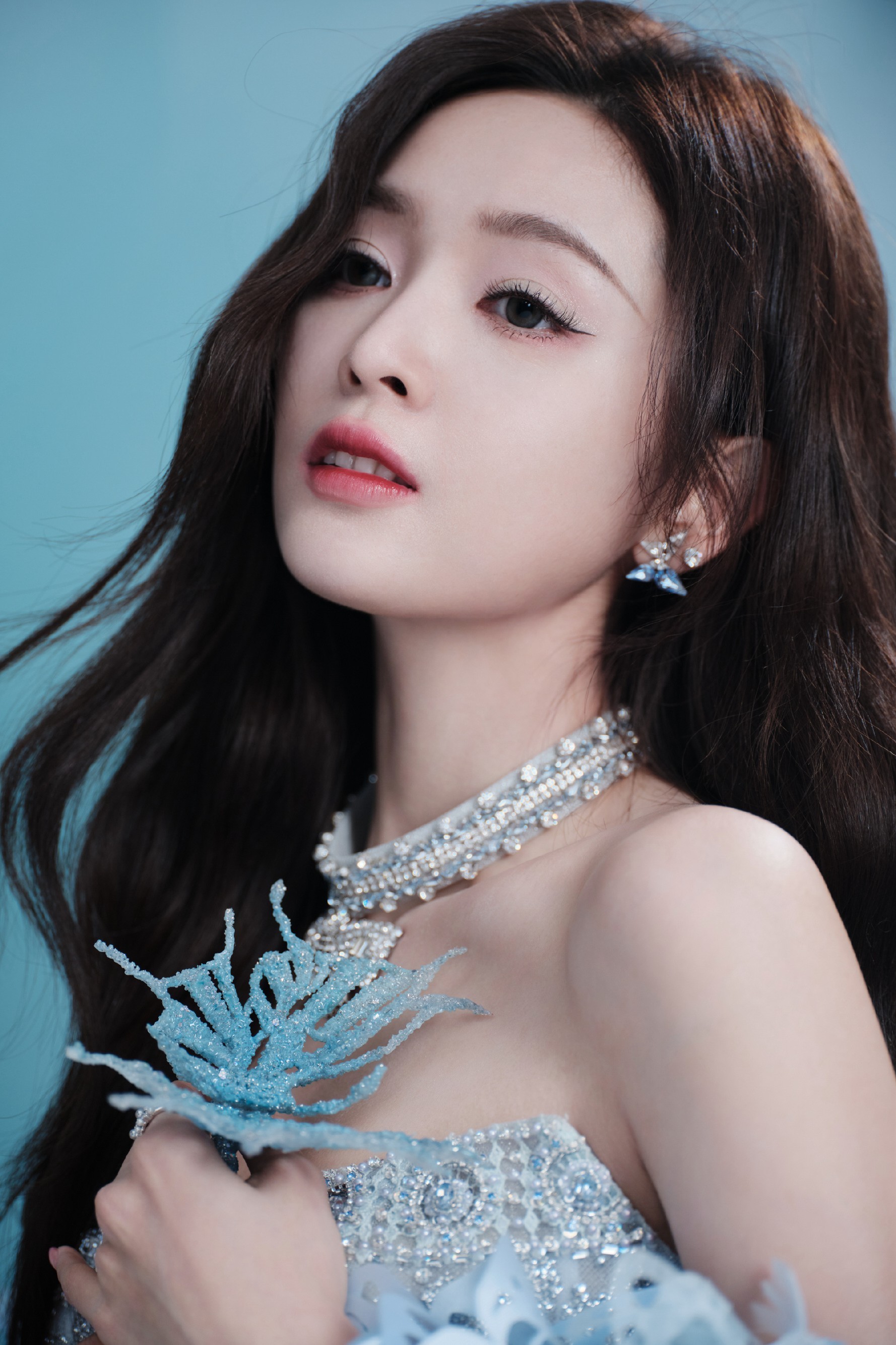 吴宣仪“深海精灵”：银色流光，蓝羽轻扬。吴宣仪