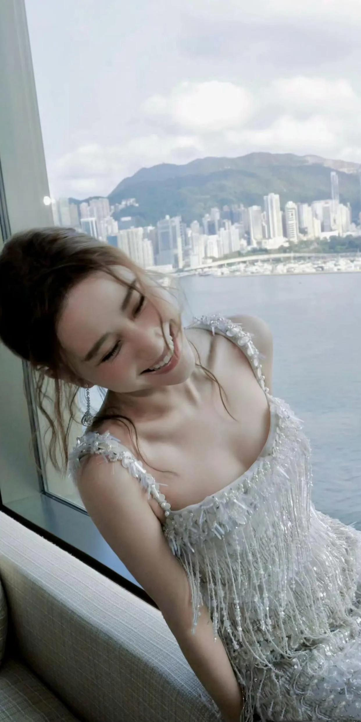 何超莲这组银妆写真美到发光！一袭银色流苏长裙在维港海景的映衬下，自带清冷高级感，