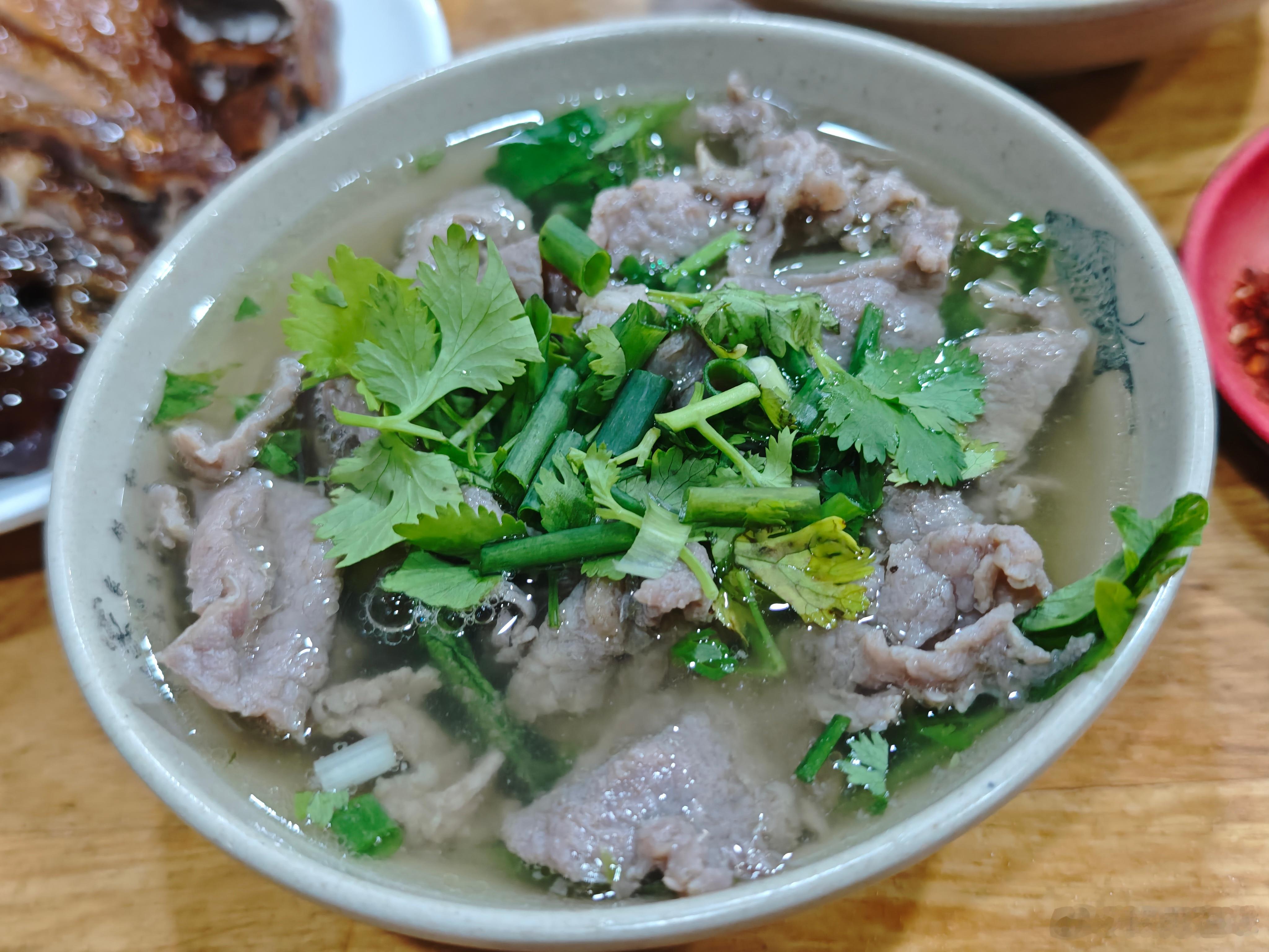 和跷脚牛肉相比，还是火锅更好吃些