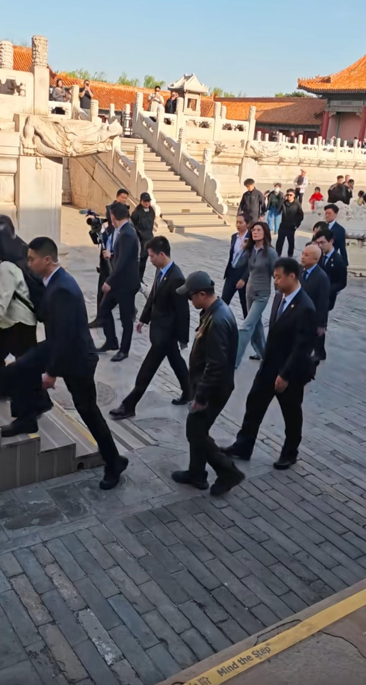 郑丽文参观故宫明显也没有清场，现场拍照的游客很多，能在故宫偶遇郑丽文也是一件幸事