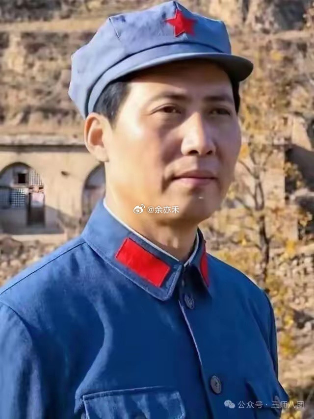 这是至今看到的伟人最标准的半身戎装像。英姿飒爽，伟岸清秀和蔼，目光坚毅，心系天下