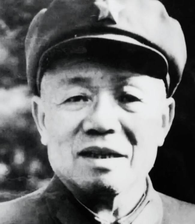军中曾流传两霸，江青口中的两霸是许世友、韩先楚，并非谭震林。有人曾问许世友，军中